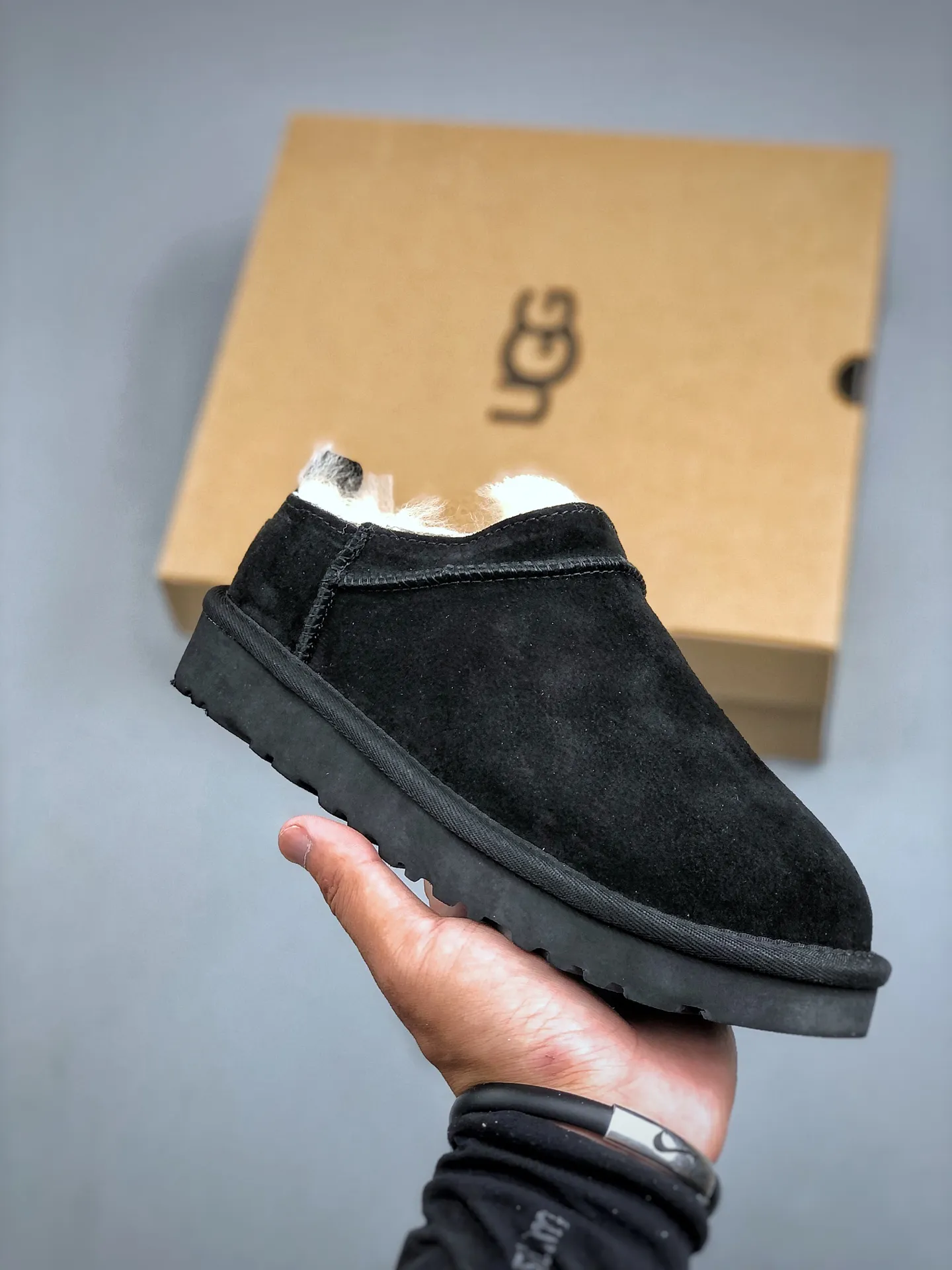 Local self-pickup💰520 supports store placement. The top version of ugg on the market. 25 new models. UGG Elea Slip-On. Thin and light slip-on. Home, office, air-conditioned room. Easy to match, super fashionable and long-leg welfare model. Produced by a large foreign trade factory in Guangzhou. Toe to insole. Genuine sheep fur integrated. Independent outer box packaging. Chip with waterproof technology. Different from any version on the market. Independently developed original outsole and cashmere insole to keep you warm in winter and suitable for home use. In recent years, uug has launched a style series that is partially geared towards the preferences of young consumers and has also moved to the forefront of fashion trends. Shoe body material Water-repellent coated suede upper 17 mm UGGPURE™ implanted wool insole Lightweight non-slip and comfortable rubber outsole With brand LOGO trademark Comes with a full set of packaging Size: 35-40